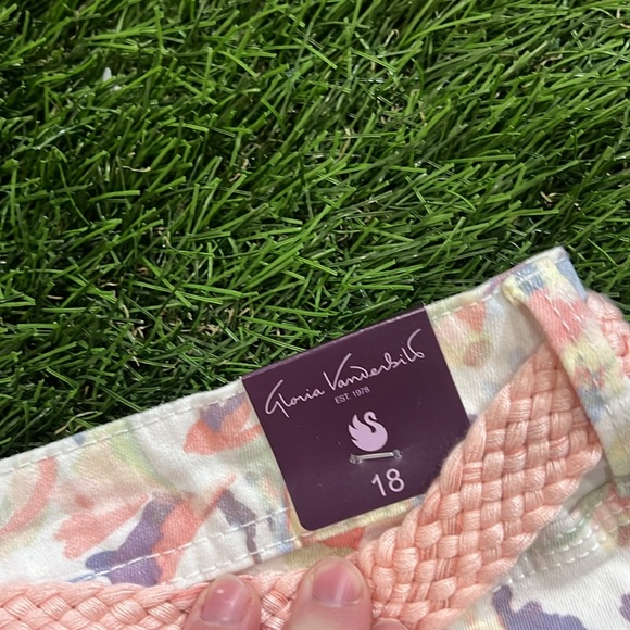 Gloria Vanderbilt Vintage White Belted Skimmer Shorts - Picture 7 of 10